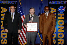 Francis Everitt receiving the NASA Distinguished Public Service Medal at NASA Headquarters.